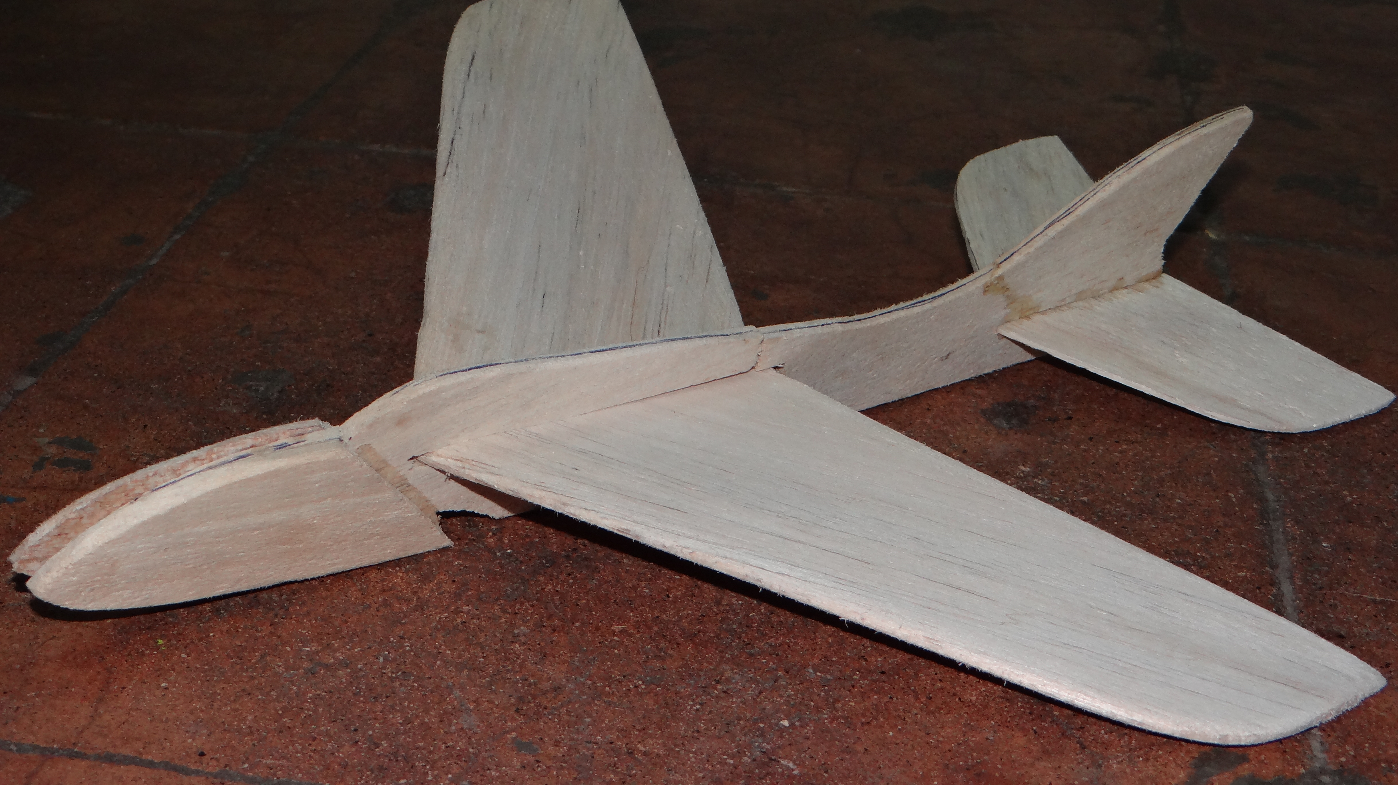 BALSA WOOD PHANTHER CHUCK GLIDER SR.